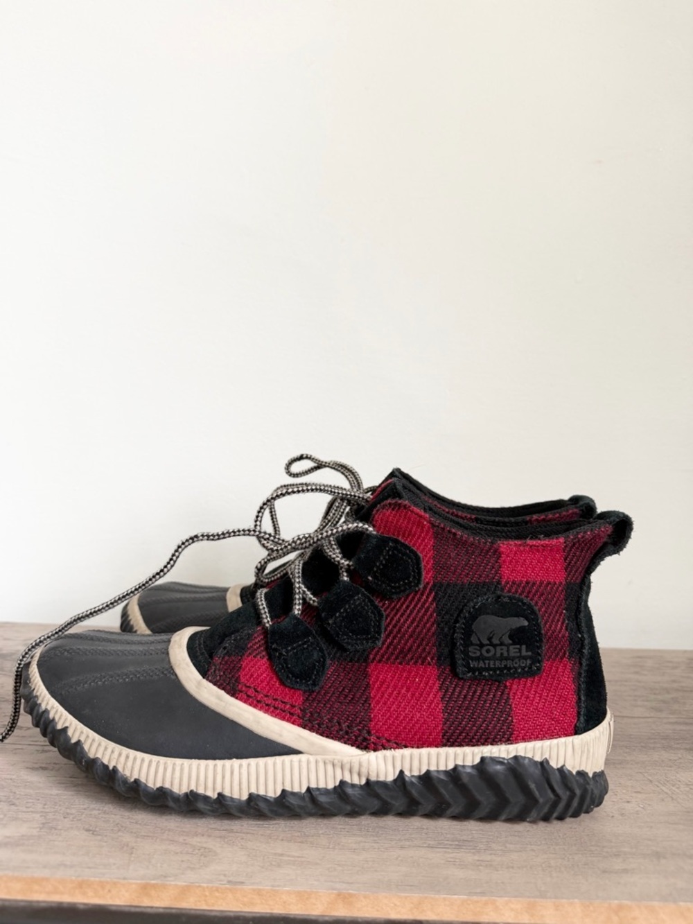 SOREL Out N About Duck Boot Red Black Buffalo Plaid Size NL3403 9.5